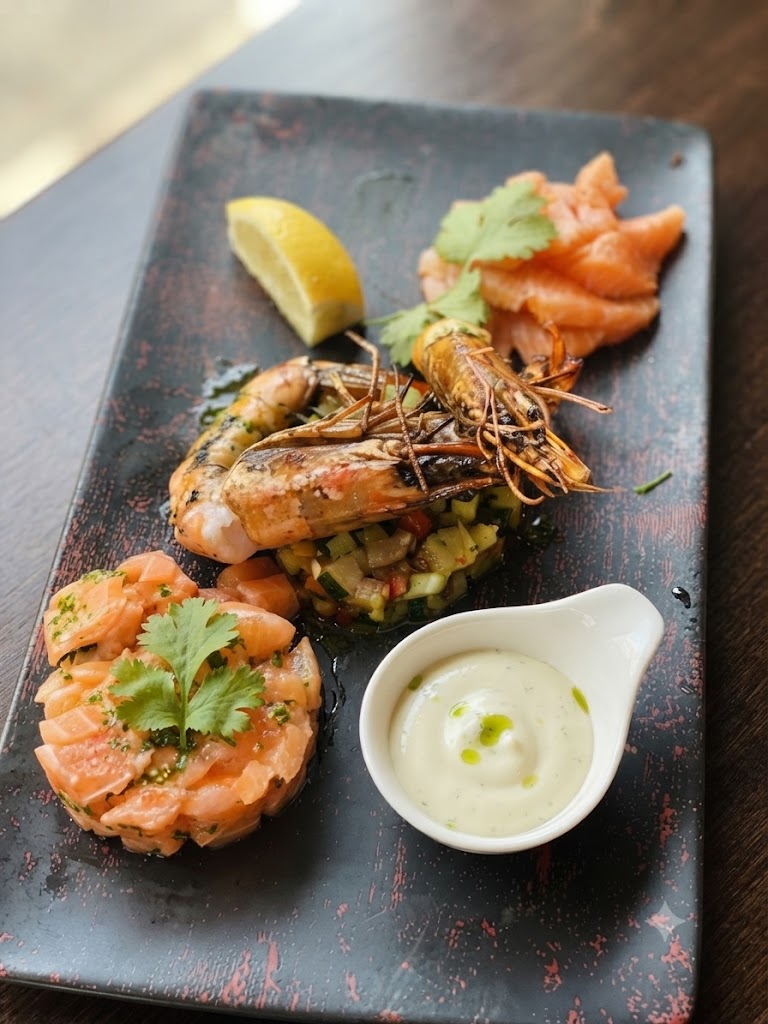 Salade de la mer avec saumon et gambas