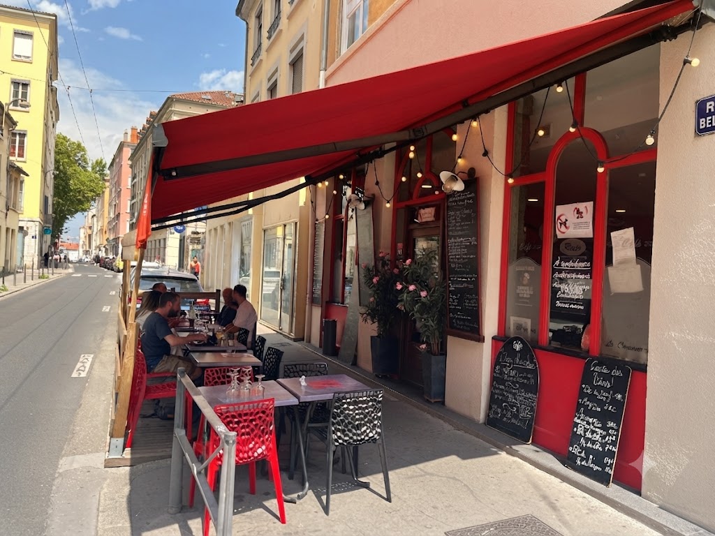 Terrasse ensoleillée de la Brasserie du Commerce