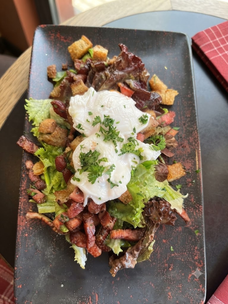 Salade lyonnaise avec œuf poché