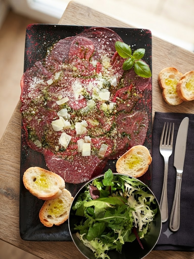 Carpaccio de bœuf fines tranches avec parmesan et roquette