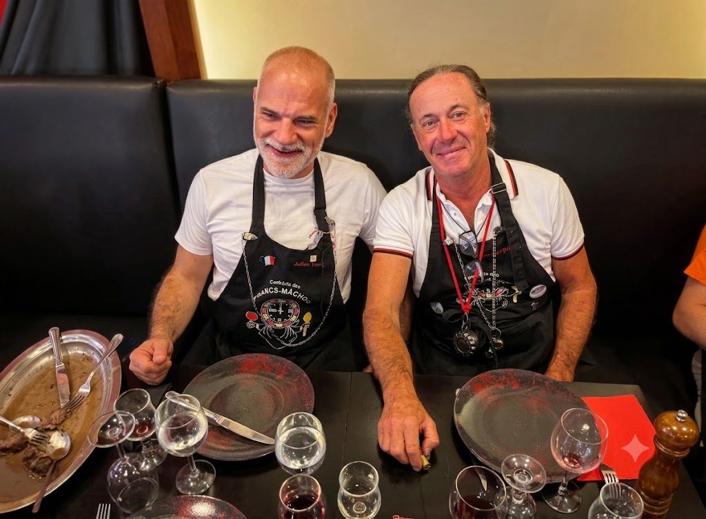 Deux Francs-Mâchons en tablier autour d'une table