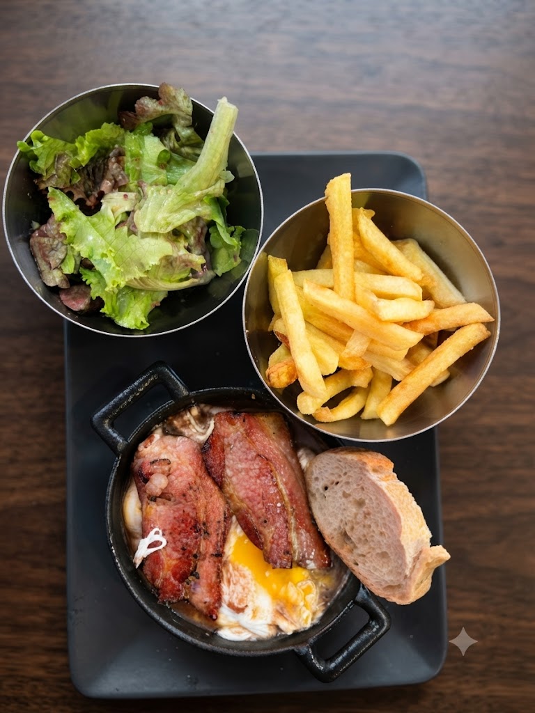 Œufs meurettes avec lardons et croûtons dorés
