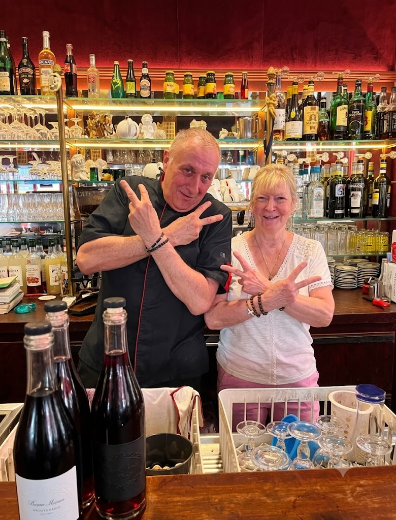 Chantal et Denis complices derrière le comptoir