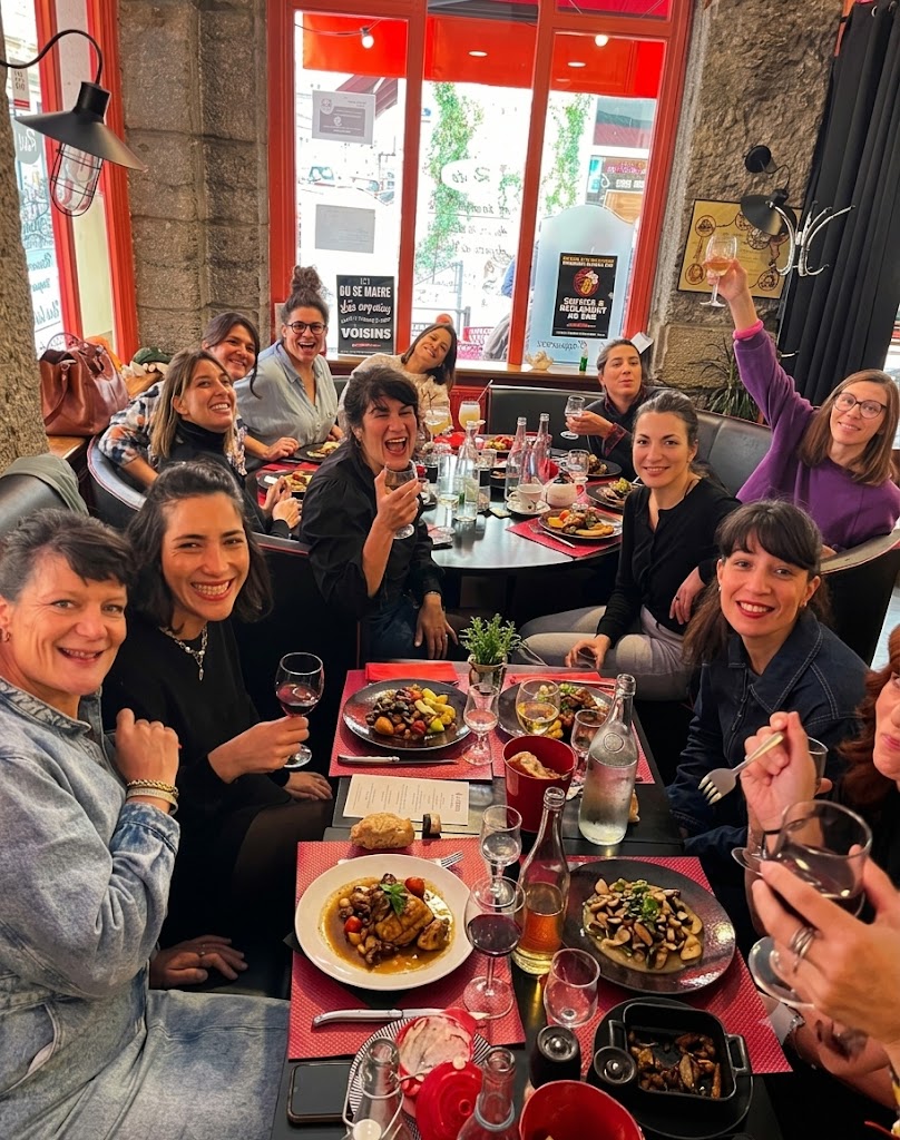 Tablée d'amies partageant un repas à la brasserie