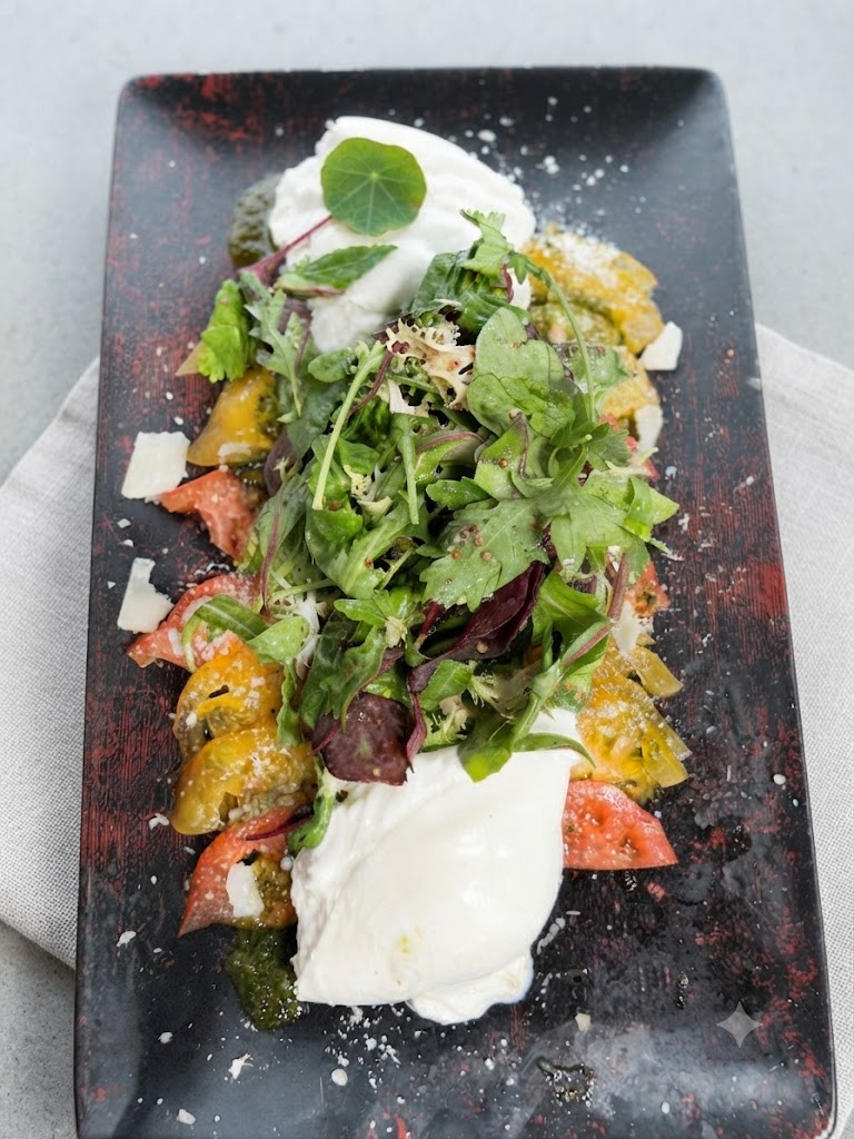 Carpaccio de tomates burrata avec copeaux de parmesan et basilic