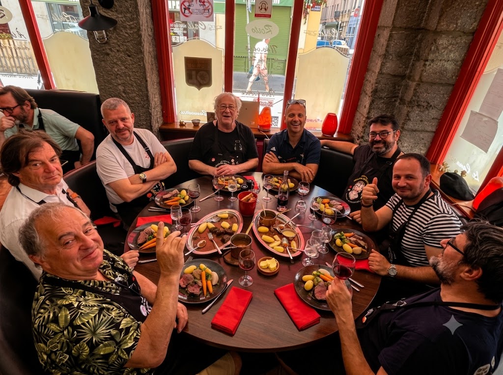 Une table ronde de mâchon avec charcuterie et pommes de terre
