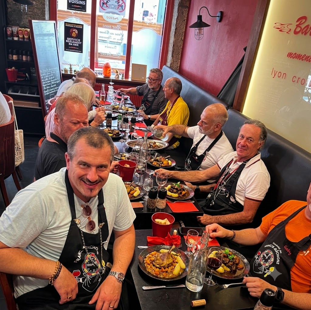 Une longue table de mâchon chez La Brasserie du Commerce