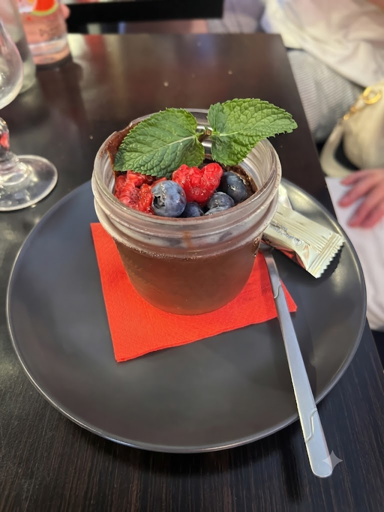 Mousse au chocolat garnie de fruits rouges